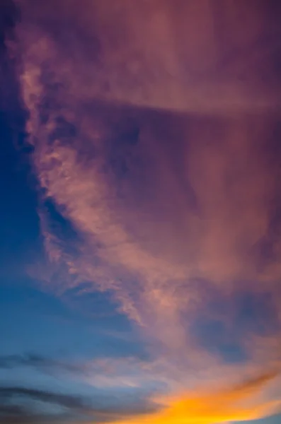 Dramáticas nubes con cielo al atardecer —  Fotos de Stock