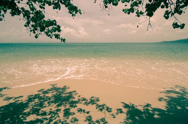 Όμορφη παραλία με θαλασσινό background σε στυλ vintage χρώμα — Φωτογραφία Αρχείου