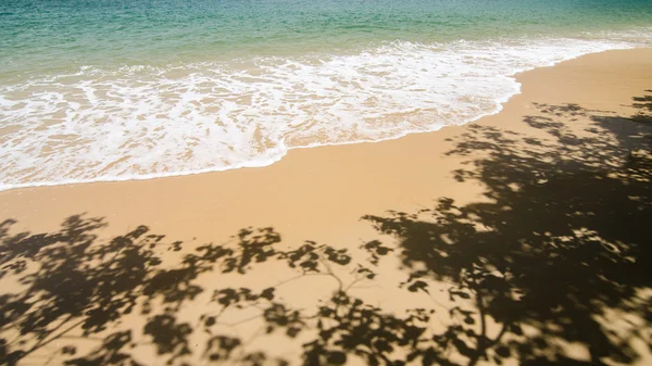 Bonita playa con fondo de espuma de mar —  Fotos de Stock