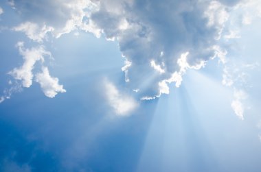 Güzel güneş ışını ile parlayan bulutlar gökyüzü