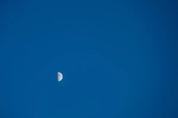 Półksiężyc na nocnym niebie — Zdjęcie stockowe