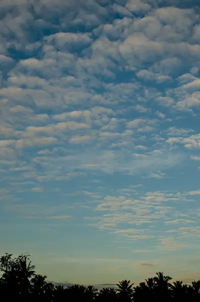 Mooie wolken met zonsopgang licht — Stockfoto