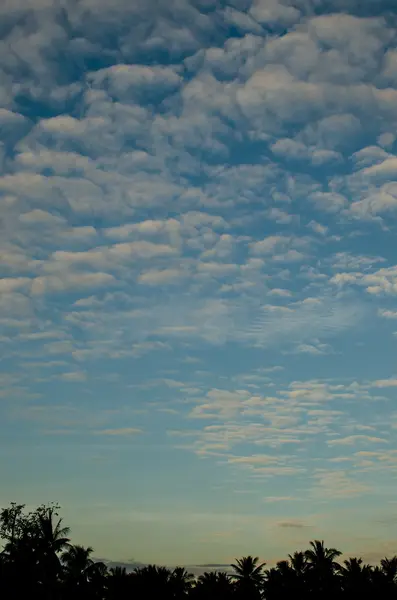 Beaux nuages avec lumière du lever du soleil — Photo