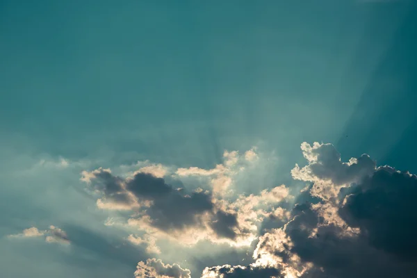 Schöner Dramenhimmel mit strahlenden Sonnenstrahlen — Stockfoto