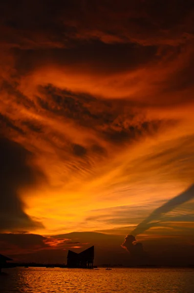 Coucher de soleil spectaculaire ciel en mer — Photo