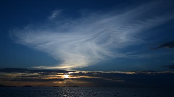 Ωραίο σύννεφο σχήμα με ουρανό ηλιοβασίλεμα στη θάλασσα — Αρχείο Βίντεο