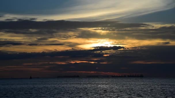 Céu de pôr do sol no mar com silhuetas de navios de carga — Vídeo de Stock