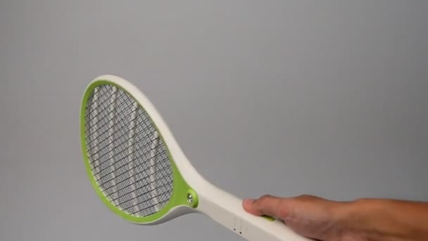 Balanço de armadilha de mosquito eletrônico — Vídeo de Stock