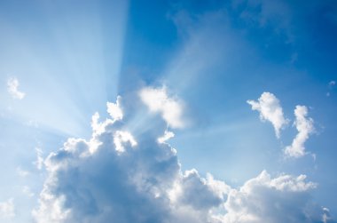 Güzel güneş ışını ile parlayan bulutlar gökyüzü