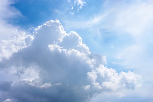 Pěkné mraky modré obloze — Stock fotografie