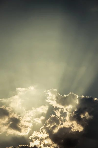 Schöner dramatischer Himmel mit strahlenden Sonnenstrahlen — Stockfoto