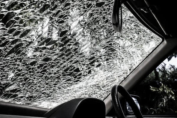 Vidrio dañado (parabrisas del coche) dentro del coche —  Fotos de Stock