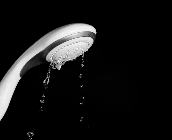 Moderner Duschkopf mit fließendem Wasser isoliert — Stockfoto