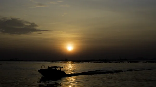Sebesség csónak silhouette tengerre napnyugtakor ég — Stock Fotó