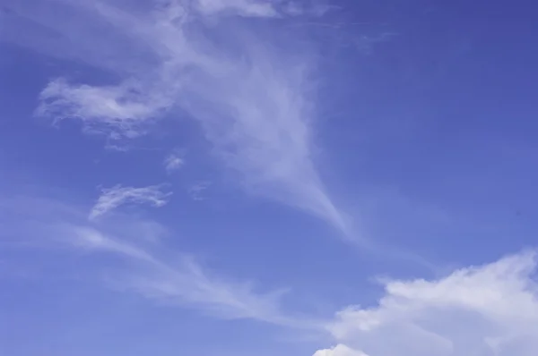 Гарне блакитне небо з хмарою — стокове фото