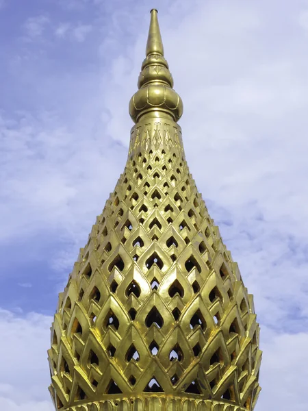 Gouden pagode met hemelachtergrond — Stockfoto