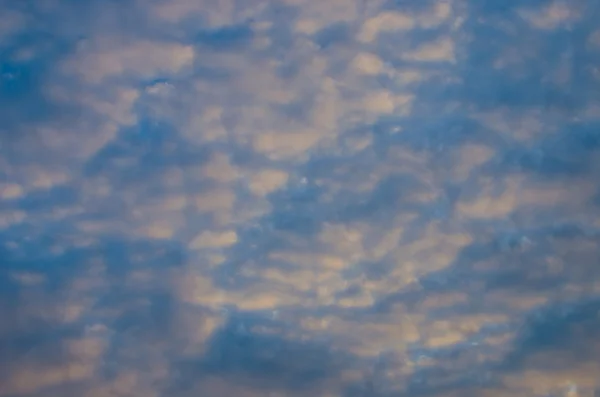 Nuvens agradáveis com luz do nascer do sol — Fotografia de Stock