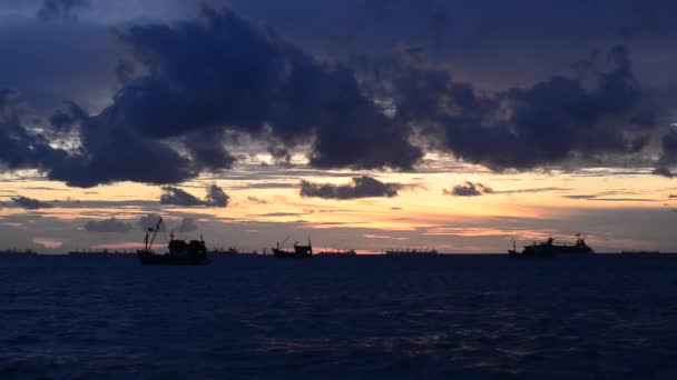 Nuvens flutuando no céu do por do sol no mar com navio do pescador — Vídeo de Stock