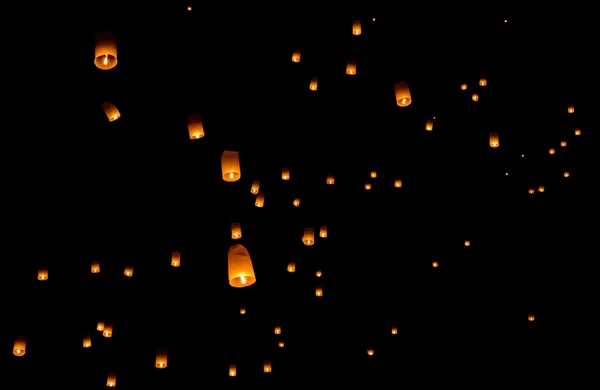 Плывущий фонарь, Фестиваль воздушных шаров И Пэн в Чиангмае Таиланд — стоковое фото