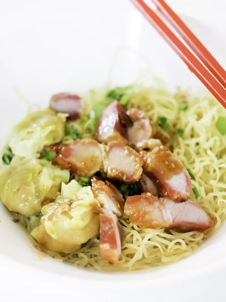 Fideos de huevo con cerdo barbacoa —  Fotos de Stock