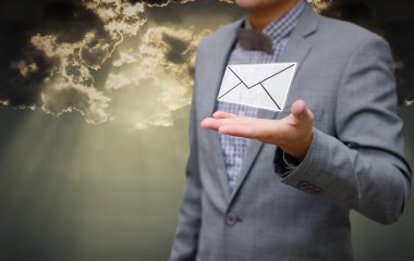 İşadamı almak email el ile parlak gökyüzü arka plan