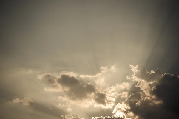Schöner Dramenhimmel mit strahlenden Sonnenstrahlen — Stockfoto