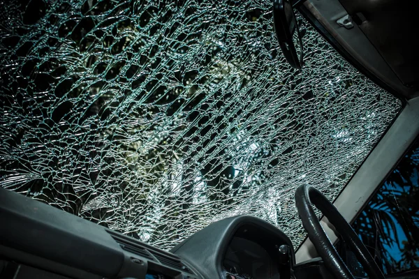 Vidrio dañado (parabrisas del coche) dentro del coche —  Fotos de Stock