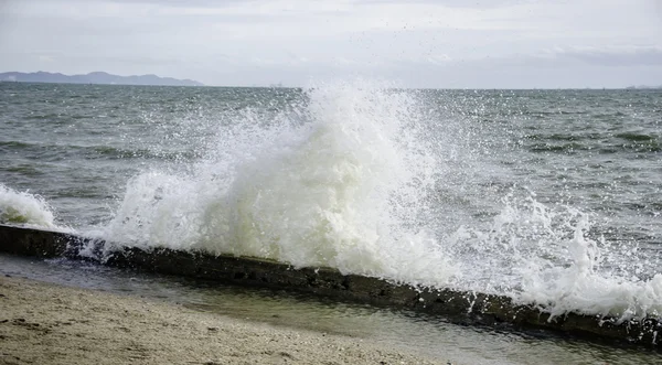 Spritzer Meerwasser am Strand — Stockfoto