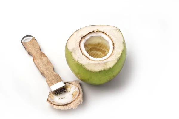 Ralador de coco isolado com coco sobre fundo branco — Fotografia de Stock