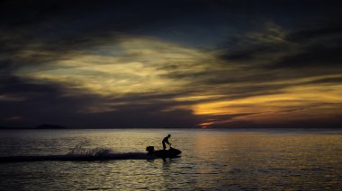 Denizde jet ski ile sporcu silüeti