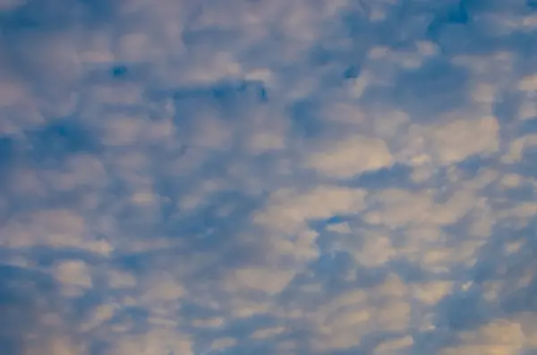 Schöne Wolken mit Sonnenaufgangslicht — Stockfoto