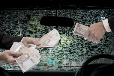  İşadamı onarım, araba sigorta kavramı için para teklif