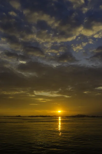 Joli ciel couchant avec nuages sur l'île de Sichang — Photo