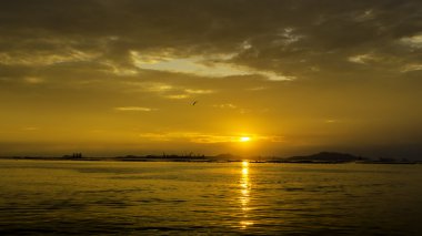 Güzel günbatımı gökyüzü bulutlu Sichang Adası'nda