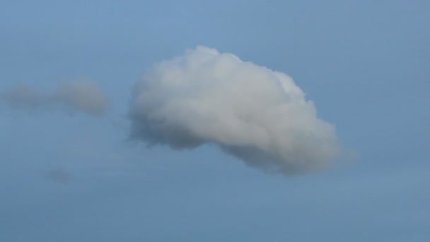 Movimento de nuvem de movimento lento no céu azul — Vídeo de Stock