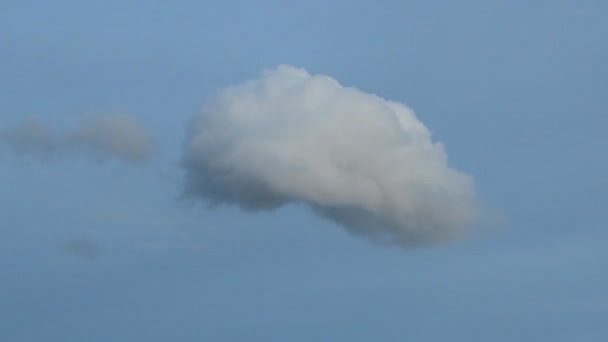 Slow motion wolk beweging in de blauwe hemel — Stockvideo