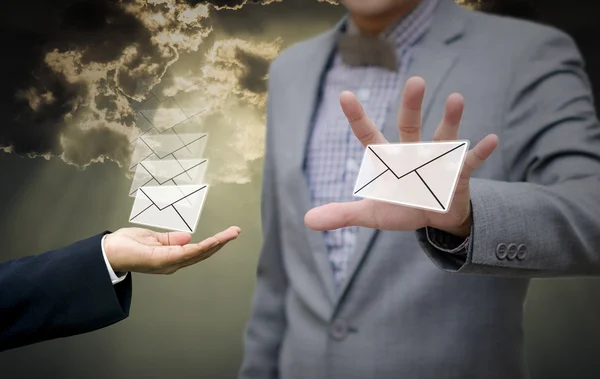 Επιχειρηματίας λάβετε μήνυμα ηλεκτρονικού ταχυδρομείου στο χέρι, η επικοινωνιακού concept της Dunlopillo — Φωτογραφία Αρχείου