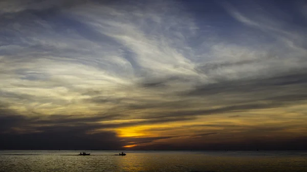 Silhouette de sportif avec jet ski en mer — Photo