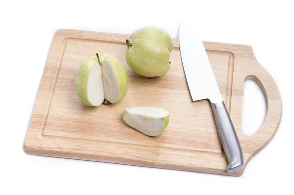 Verse guave met mes geïsoleerd op een witte achtergrond — Stockfoto