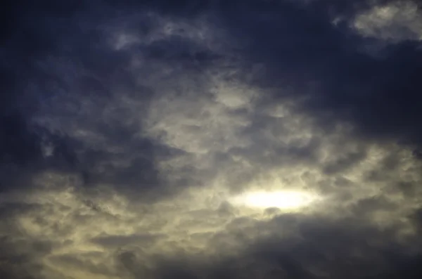 Ciel nuageux dramatique avec lumière du soleil — Photo
