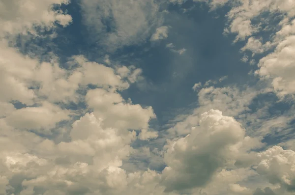 Красивые облака в ярком небе в винтажном стиле цвета — стоковое фото