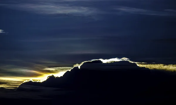 Incrível efeito da luz solar nas nuvens, iridescência — Fotografia de Stock