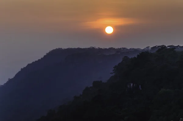 Puesta de sol en el acantilado, Tailandia — Foto de Stock