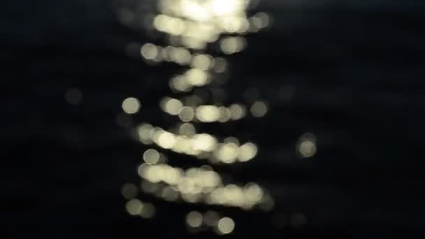 Bokeh de luz solar na superfície da onda do mar — Vídeo de Stock