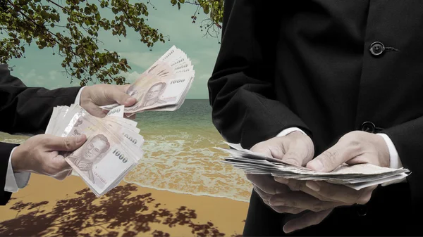 Concepto de gastos de viaje, hombre de negocios ganar dinero de la playa — Foto de Stock