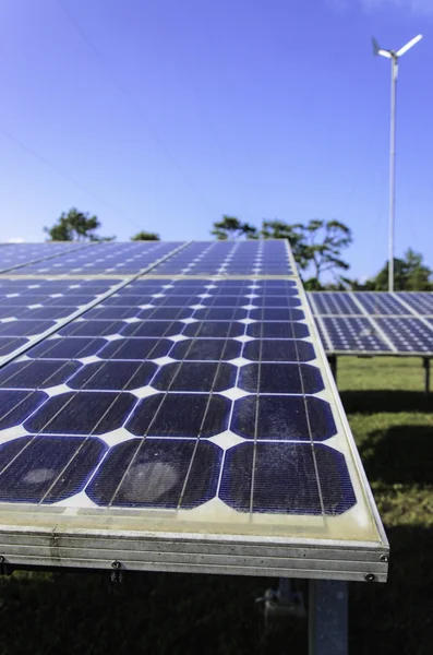 Panel de células solares en granja solar de cerca — Foto de Stock