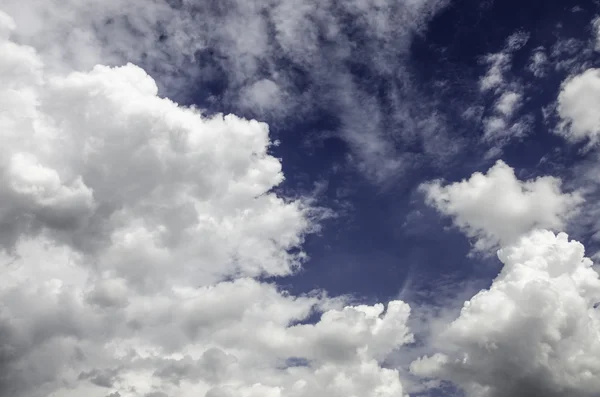 Nuvens agradáveis no céu brilhante — Fotografia de Stock