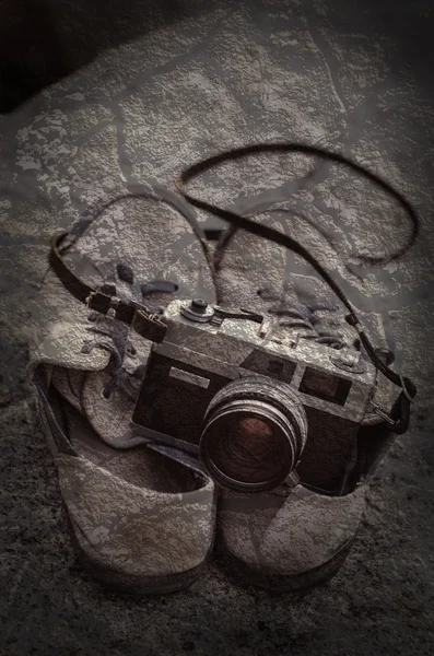 Vintage-Filmkamera auf Schuhen mit Textur-Overlay — Stockfoto