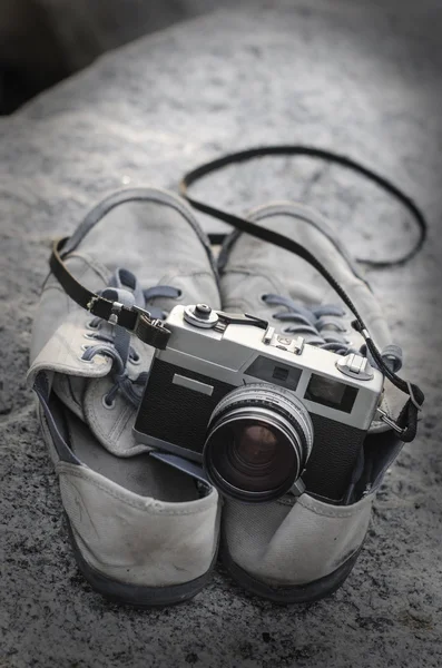 Vintage film camera on shoes with texture overlay — Stock Photo, Image