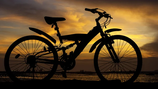 Silhueta de bicicleta de montanha com céu pôr do sol ao lado do mar, Tailândia — Fotografia de Stock